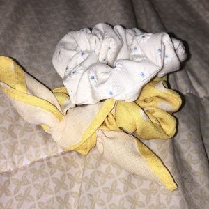 2 scrunchies